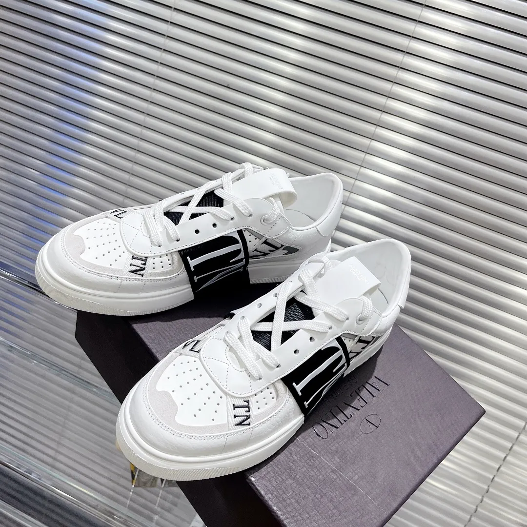 👟👟Ex-factory price 560👟👟 Valentino ONE STUD calfskin lace-up sneakers. Soft suede low-top sneakers, classic and versatile, couple's sneakers, special goods, worth buying! A pair of simple shoes with unique details will save you from the difficulty of dressing. OneStud sneakers, with quilted plaid and oversized rivets, create an eye-catching punk style and get rid of the heavy feeling of this season's clothing. U👟👟Ex-factory price raise calfskin derby shoes, with exquisite leather construction and simple silhouette, smooth lines set the tone of coolness, they are a versatile item in the wardrobe. There are more Valentino boutique shoes waiting for you to unlock! It’s time to get the shoes you’ve been coveting for a long time! Officially on sale 7,+++ - Seven straps, decorated with metallic rubber effect. Decoration on the back and tongue. Size 35-44.